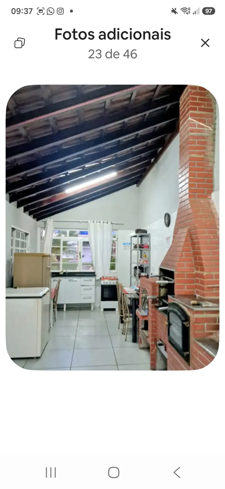 Área gourmet com churrasqueira e forno a lenha no Refúgio Mineiro