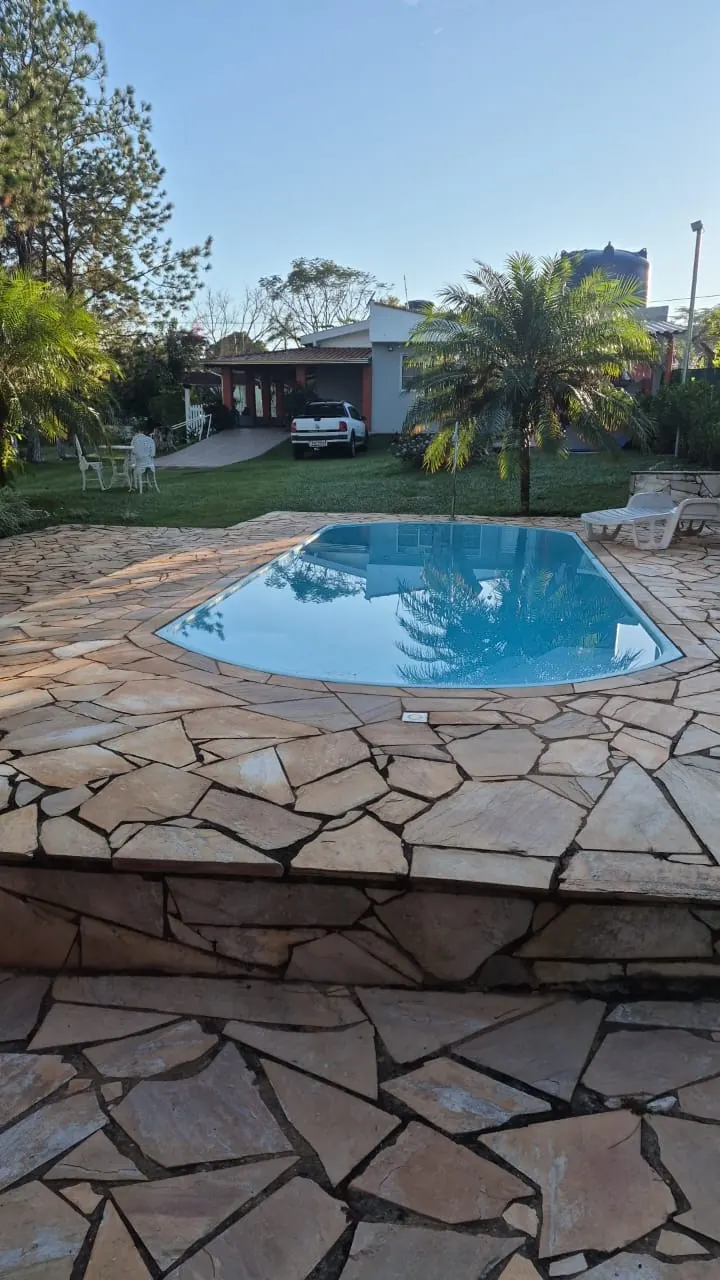 Piscina e área externa do Refúgio Mineiro em condomínio fechado